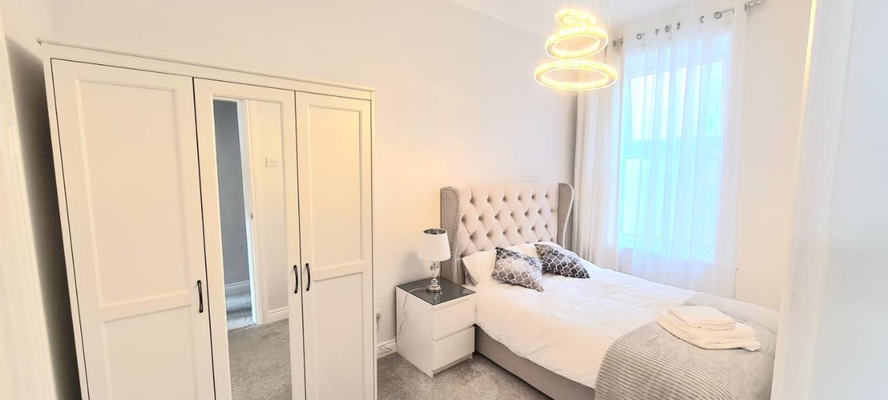 Spacious 3 Bed Flat Near The Sea With Parking Bournemouth Kültér fotó
